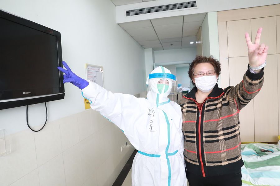 خروج 1318 مريضا متعافيا من كوفيد-19 من المستشفيات بالبر الرئيسي الصيني