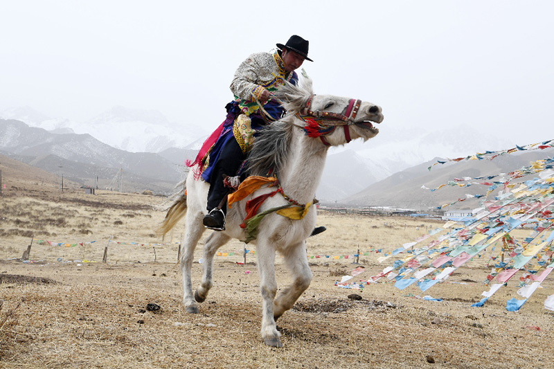 محافظة ذاتية الحكم لقومية التبت تودع الفقر المدقع في شمال غربي الصين