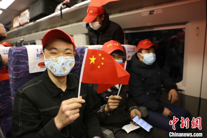 الصين تعيد 332 ألف عامل إلى اماكن عملهم على متن قطارات خاصة