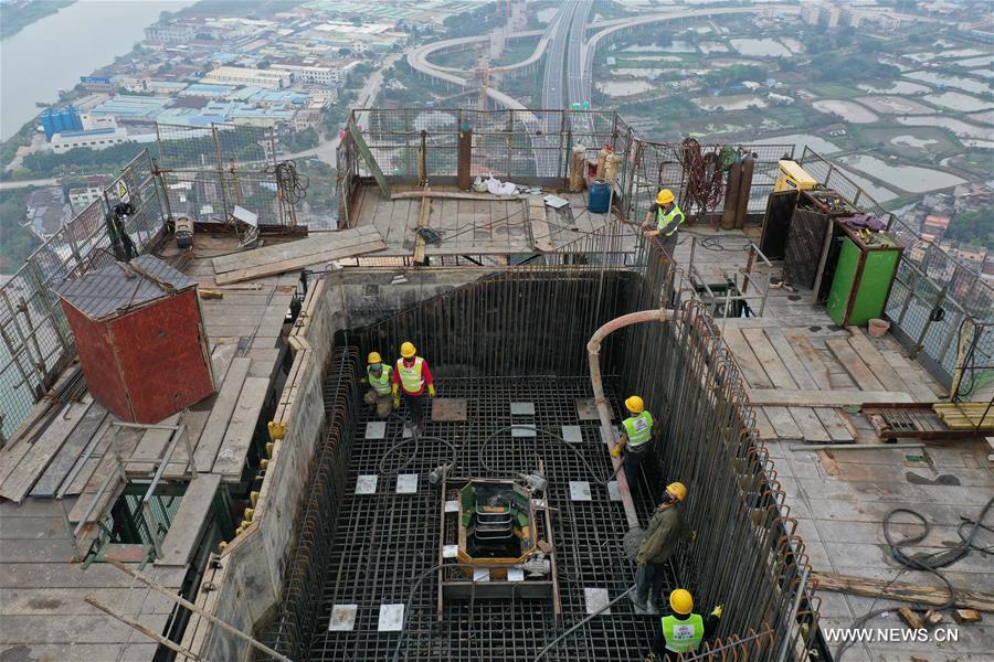 إنجاز بناء برجين رئيسيين لجسر معلق في جنوبي الصين