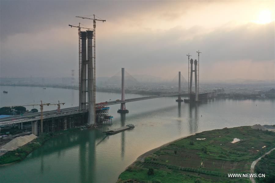 إنجاز بناء برجين رئيسيين لجسر معلق في جنوبي الصين