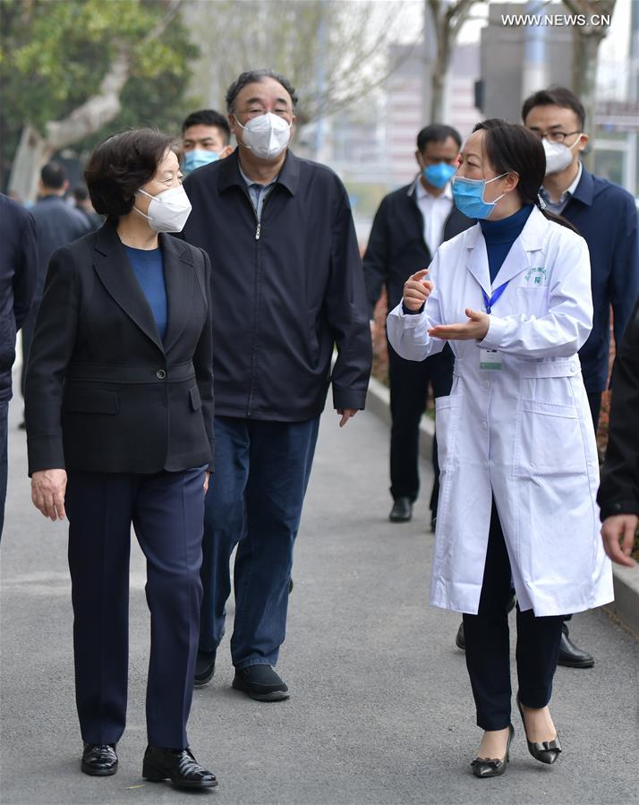 نائبة رئيس مجلس الدولة الصيني تحث على الاستنئاف المنتظم للخدمات الطبية المعتادة في البلاد