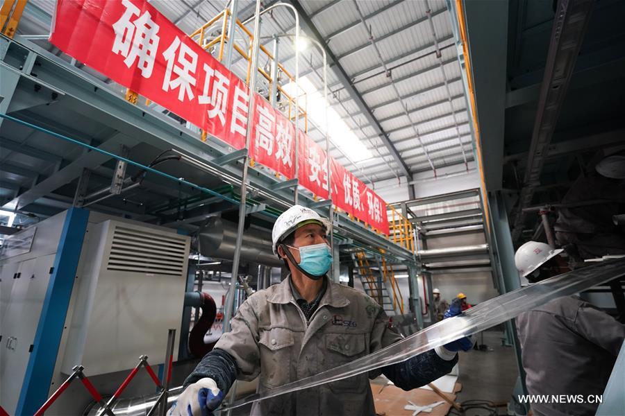 فرع سينوبك يبدأ صنع مواد خام لأقنعة الوجه الطبية في شرقي الصين