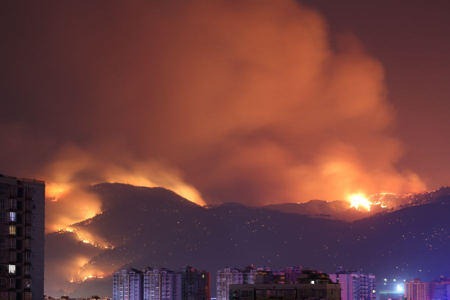 مصرع 19 شخصا جراء في حريق الغابات جنوب غربي الصين
