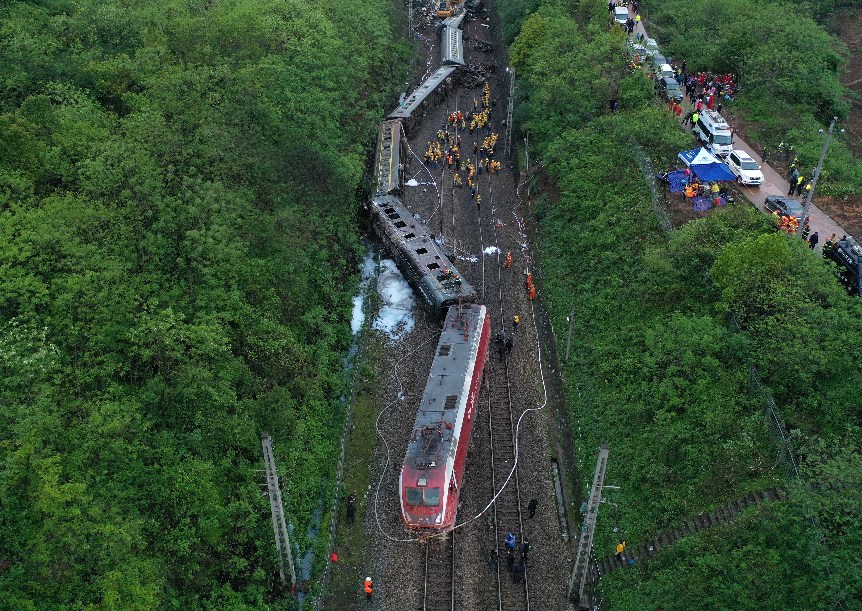 مصرع شخص واصابة 127 بعد خروج قطار عن مساره فى وسط الصين