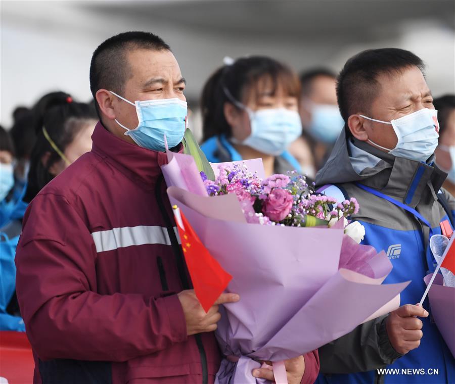 عودة العمال الطبيين إلى شينجيانغ من هوبي