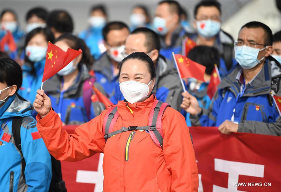 عودة العمال الطبيين إلى شينجيانغ من هوبي