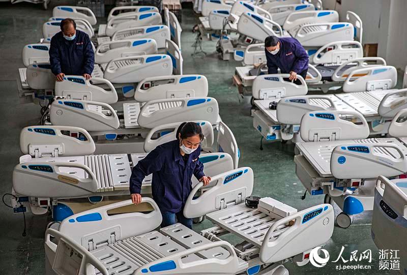 تشجيانغ: العمّال يسرعون في تصنيع المعدات الطبية المصدرة إلى الخارج