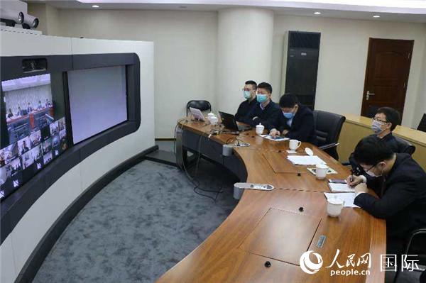 بمبادرة صينية: عقد مؤتمر عبر الفيديو بين الخبراء الصينيين والعرب في مجال الصحة حول سبل مكافحة كوفيد-19