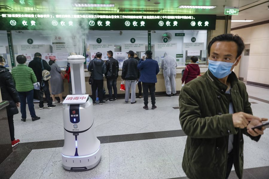 مستشفى بوسط الصين أدخل روبوتي تطهير وسط الوباء