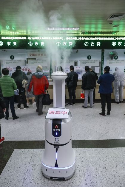 مستشفى بوسط الصين أدخل روبوتي تطهير وسط الوباء