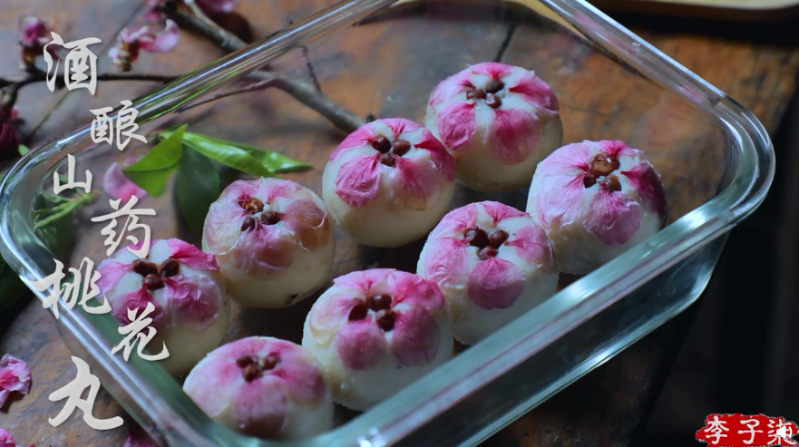 في عيد البنات .. مدوّنة صينية شهيرة تستخدم الزهور لطهي الطعام