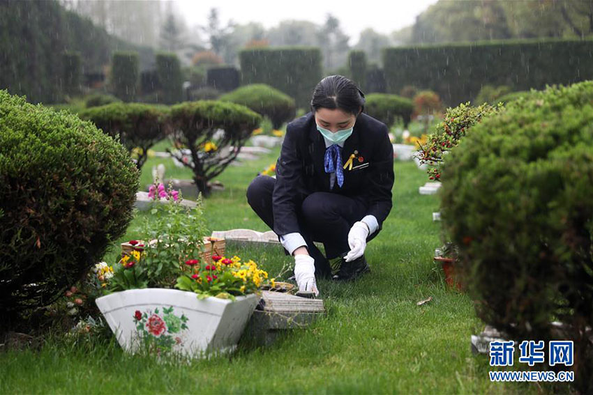 الصينيون يلجؤون الى طرق جديدة لتنظيف قبور موتاهم في عيد تشينغمينغ