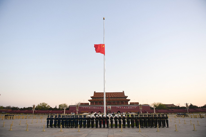 تنكيس العلم الوطني في ميدان تيان آن من حدادا على شهداء وضحايا كوفيد-19