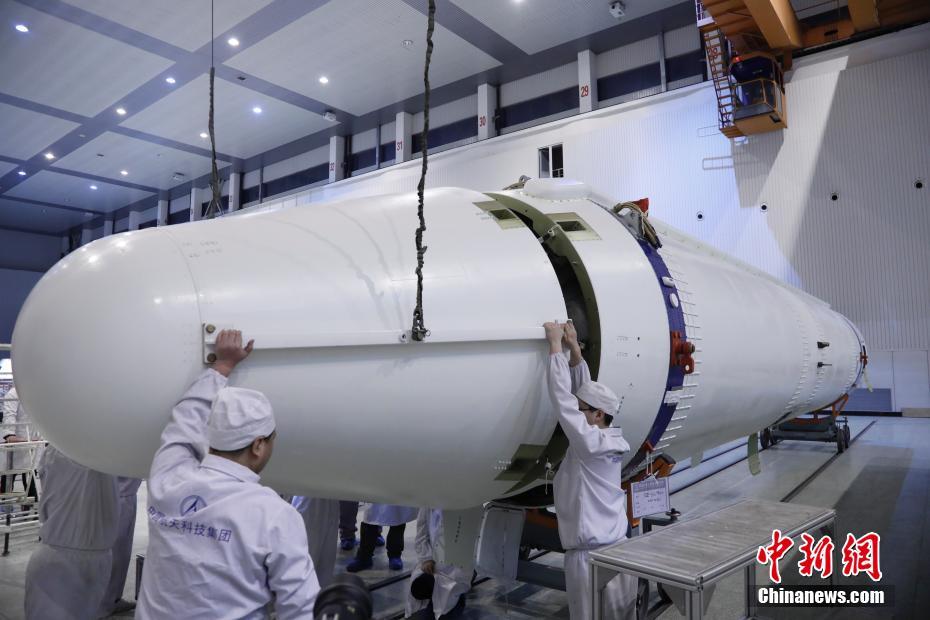 مظلات توجه حطام الصواريخ الصينية للسقوط على الأرض بشكل آمن