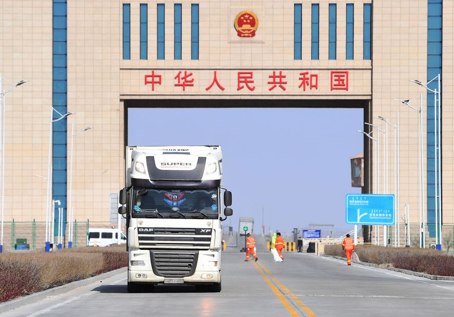 ميناء بري بشمال غربي الصين يشهد نشاطا بأعمال التصدير من خلال التجارة الإلكترونية العابرة للحدود