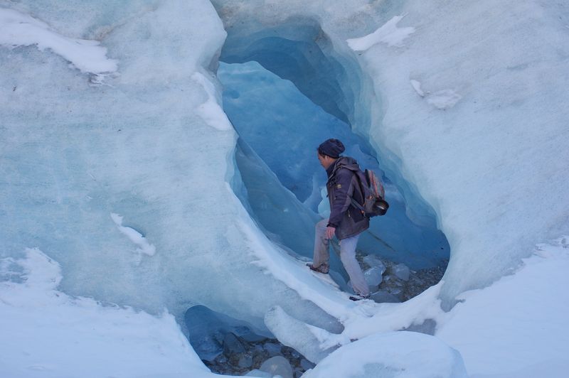 مقالة خاصة: عامل فلاح صيني وخبرته الفريدة في رحلة ملحمية نحو إنقاذ الأنهار الجليدية