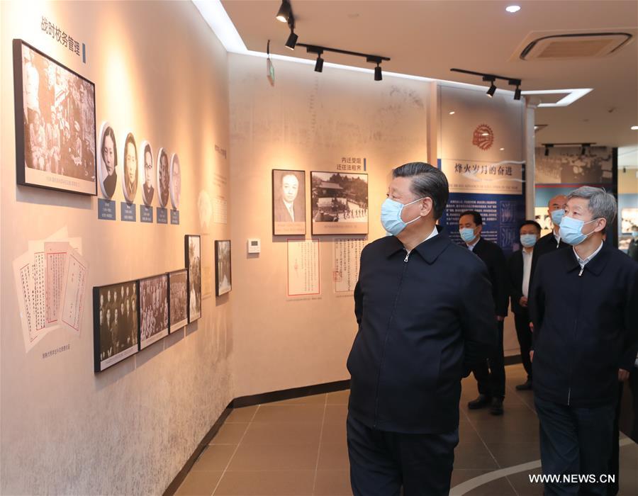 شي يزور متحفا ويجتمع مع أساتذة في جامعة شيآن جياوتونغ