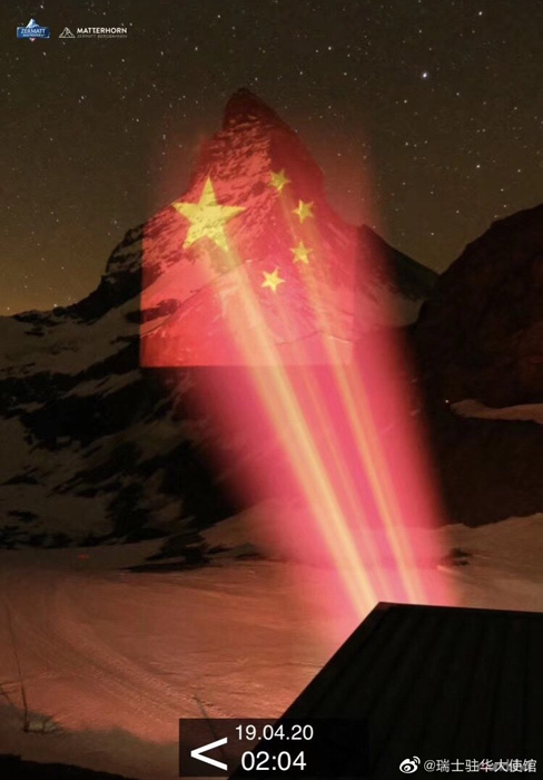 بالصور: العلم الوطني الصيني يتألق على جبل ماترهورن بسويسرا