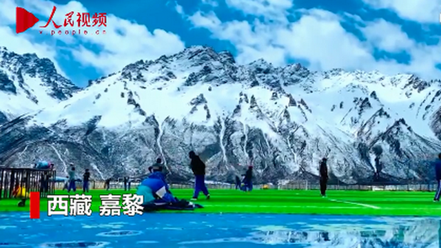 ملعب كرة قدم على سفوح القمم الثلجية بالتبت