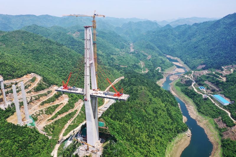بناء جسر شيانغجيانغ بطوله 1700 متر جنوب غربي الصين
