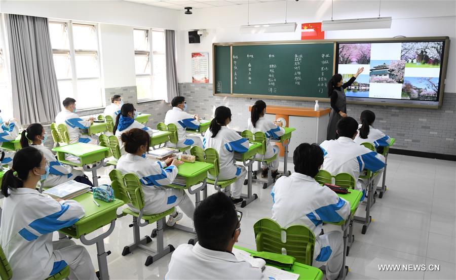 استئناف الدراسة في المدارس لطلاب الصف الثالث بالمدارس الثانوية ببكين