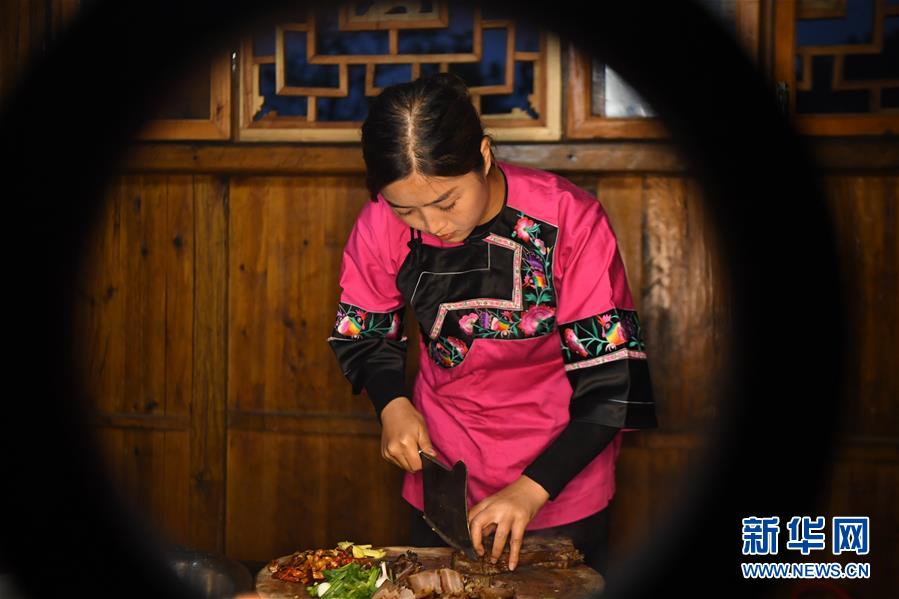 فتاة قروية من قومية مياو تلهب وسائل التواصل الاجتماعي في الصين
