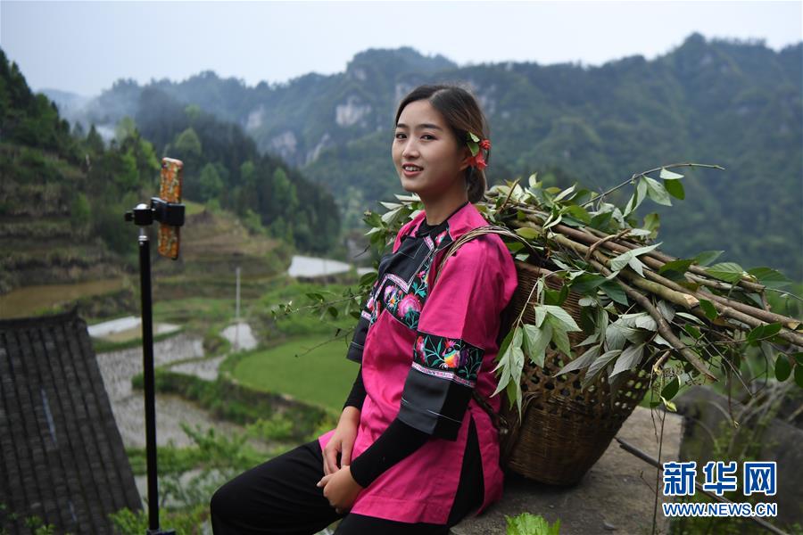 فتاة قروية من قومية مياو تلهب وسائل التواصل الاجتماعي في الصين