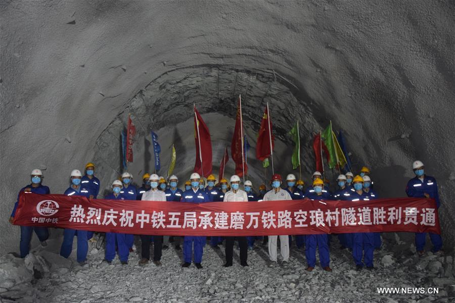 أعمال شق نفق رئيسي ضمن مشروع السكك الحديدية بين الصين ولاوس تمضي بشكل سلس