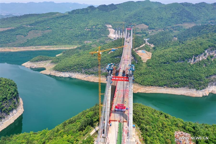 بناء جسر نهر فيلونغهو ووجيانغ بجنوب غربي الصين