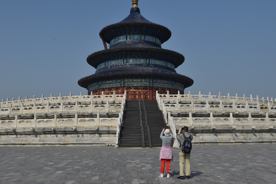 حدائق بكين تحد من أعداد السياح خلال عطلة عيد العمال