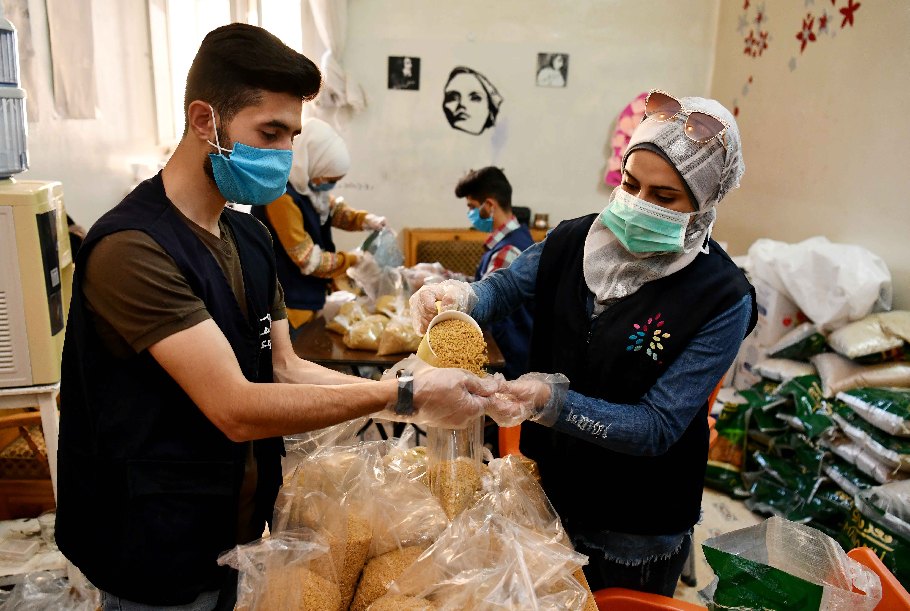 تحقيق إخباري : متطوعون سوريون يعدون الطعام لمساعدة العائلات الفقيرة خلال شهر رمضان