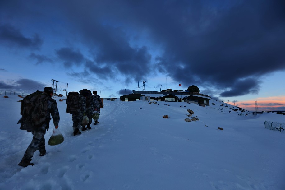 توصيل إمدادات إلى محطة رادار على قمة جبل في منطقة التبت بجنوب غربي الصين