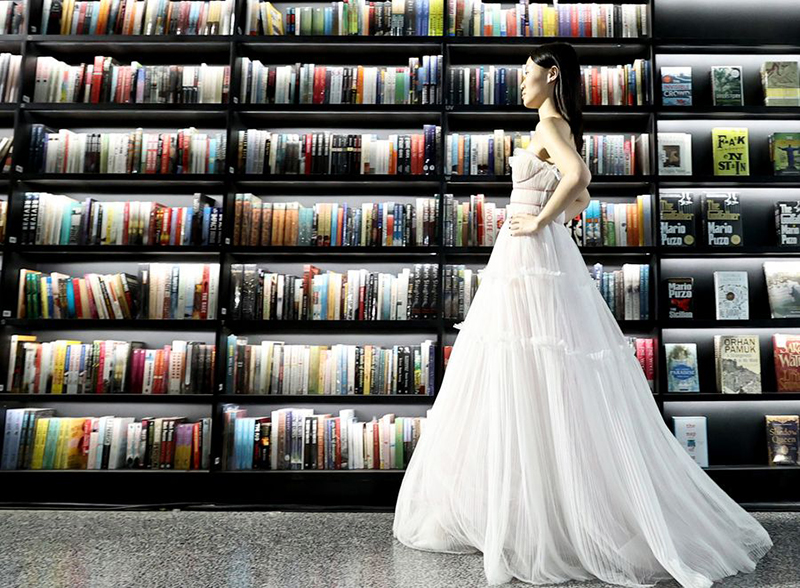 عرض أزياء في محل للكتب في بكين
