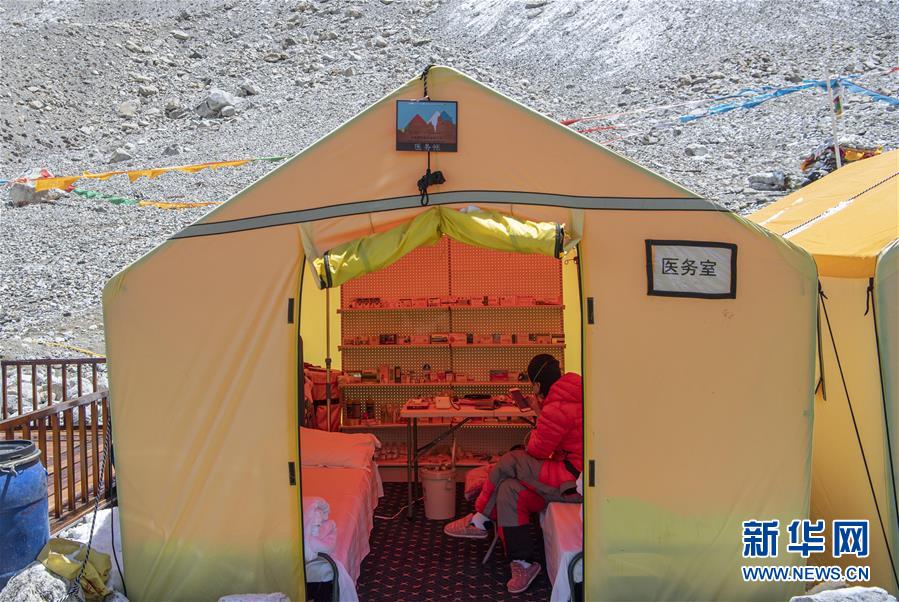 بالصور: منظر بانورامي لمعسكر قاعدة جبل تشومولانغما