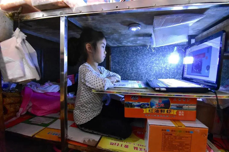 تلميذة تدرس تحت لوح  التقطيع في الكشك تشعل مواقع التواصل في الصين