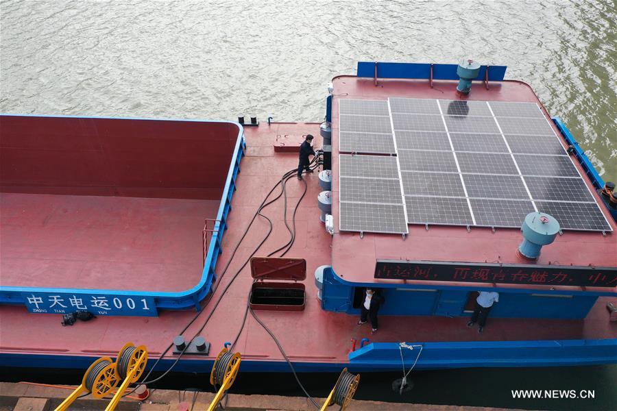 أول سفينة شحن كهربائية حمولتها 1000 طن على نهر اليانغتسي تجتاز اختبارا في مياه بشرقي الصين