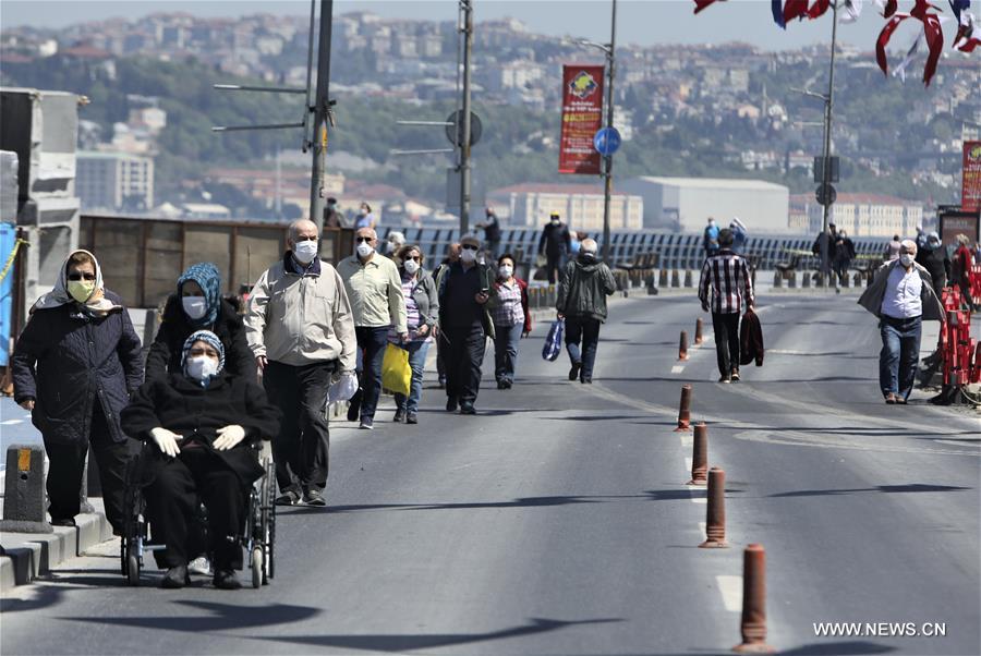 تقرير إخباري: السماح لكبار السن في تركيا بالخروج من المنزل للمرة الأولى منذ سبعة أسابيع