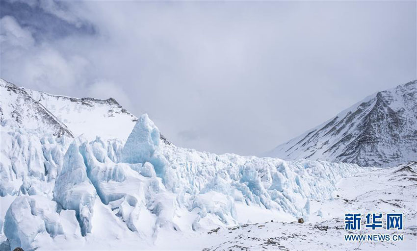 أبراج الجليد على قمة تشومولانغما