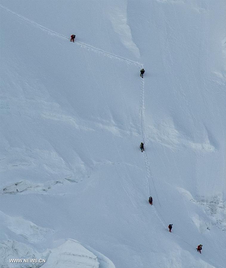 فريق لإعادة قياس جبل تشومولانغما يعمل على تعبيد طريق تجاه القمة