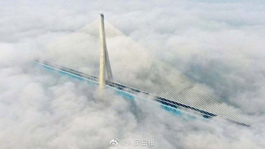 صور: جسر نهر اليانغتسي يطفو على بحر من الغيوم  