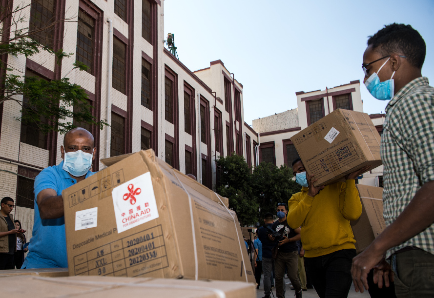 الصين تتبرع بإمدادات طبية لأكثر من 500 مدينة