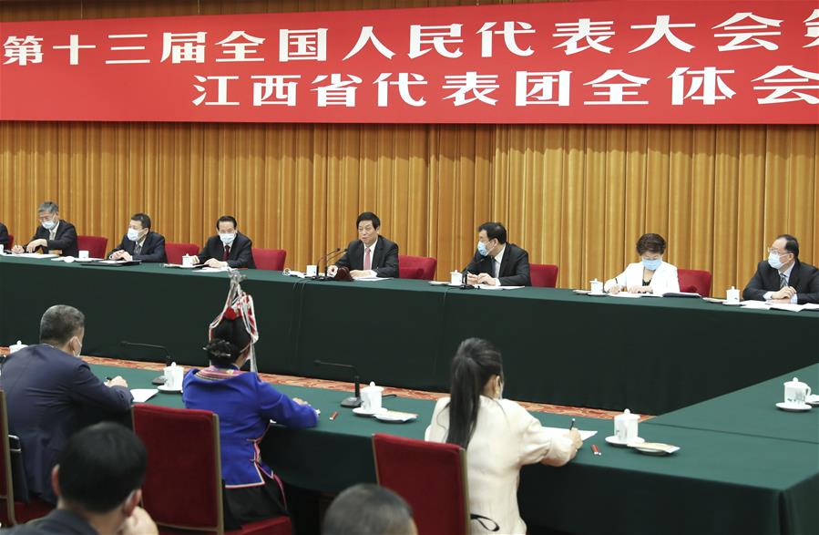قادة صينيون يشاركون في مناقشات خلال الدورة التشريعية السنوية