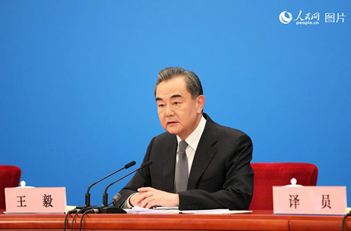 وزير الخارجية الصيني يتحدث حول خبرات الصين في معركتها ضد الوباء