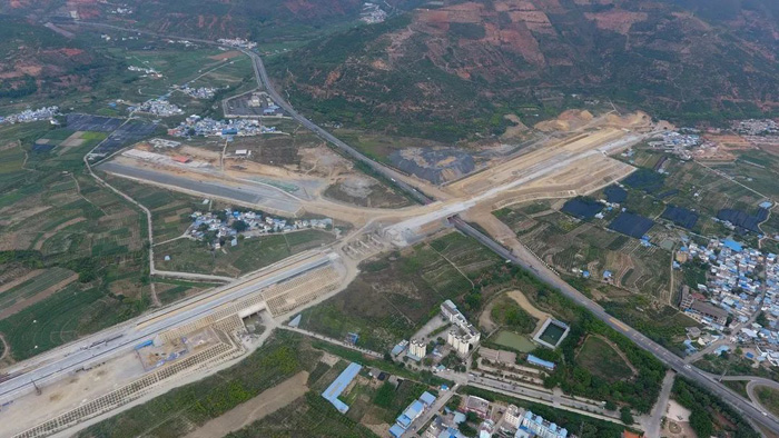 إكمال بناء نفق بطول 15 كيلومترا على خط سكة حديد الصين - لاوس