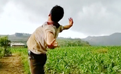 بفيديو: مزارع صيني يلهب مواقع التواصل الاجتماعي برقصة الطاووس