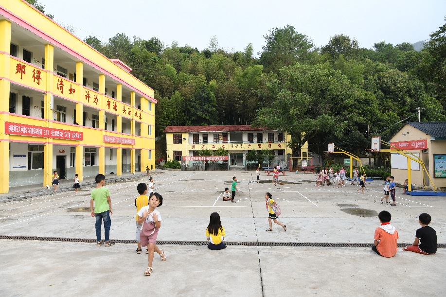  الصين تنفق 86 مليار دولار أمريكي لتحسين منشآت ومرافق المدارس في المناطق الفقيرة
