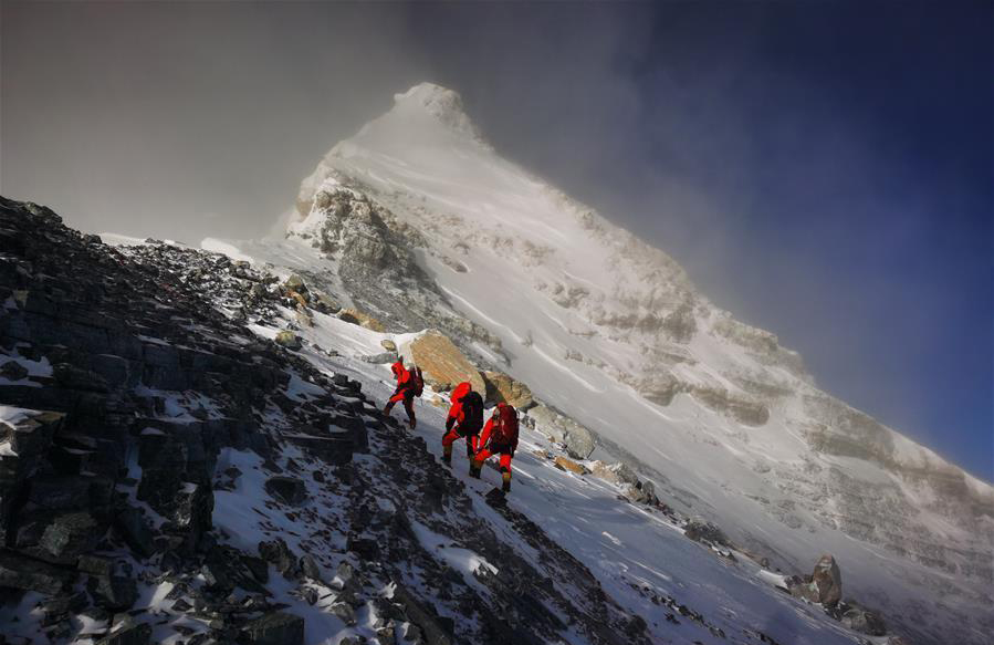 توقع وصول فريق مسح صيني الى قمة جبل تشومولانغما قبل الظهر