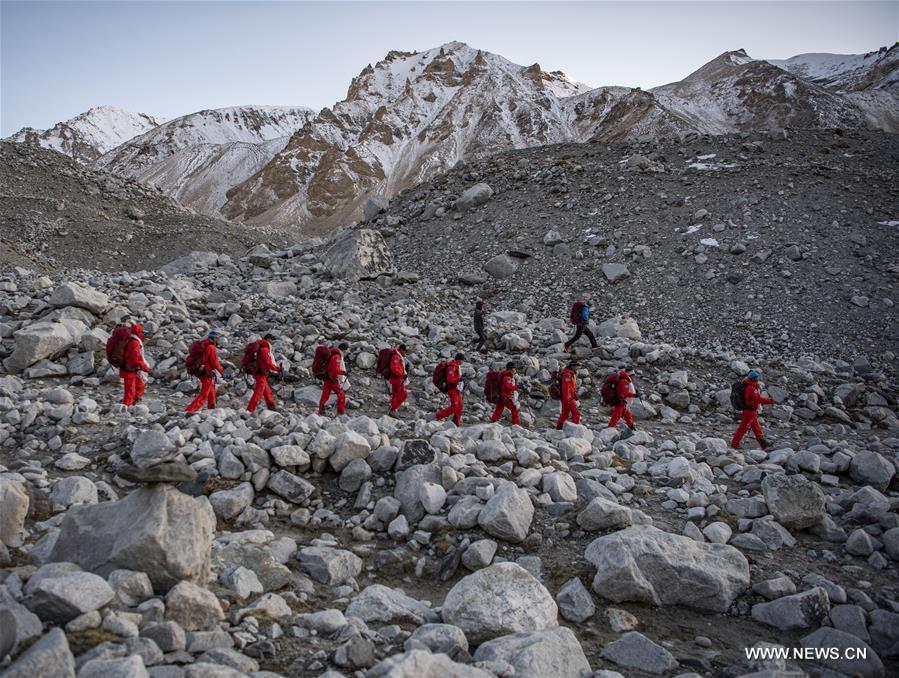 فريق المسح الصيني ينزل إلى مخيم قاعدة بجبل تشومولانغما