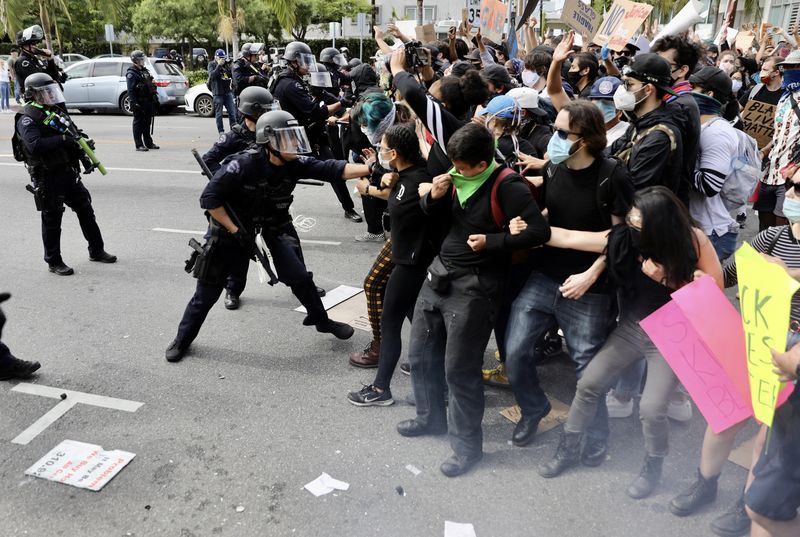 لوس أنجيليس تعلن حالة الطوارئ بعد تحول الاحتجاجات على مقتل جورج فلويد إلى أعمال عنف 